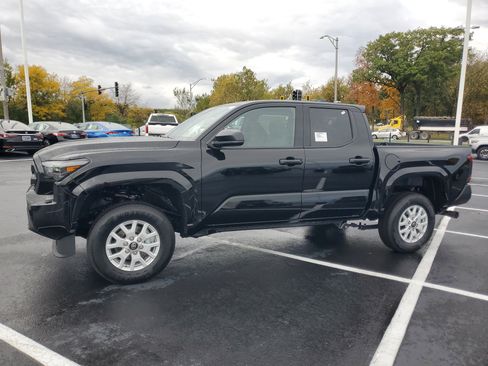 Used 2025 Toyota Tacoma SR image 3