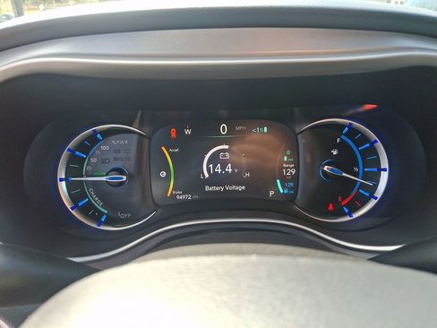 Used 2020 Chrysler Pacifica Touring-L w/ S Appearance Package FWD image 23