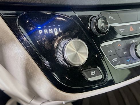 Used 2017 Chrysler Pacifica Touring-L w/ Tire & Wheel Group image 25