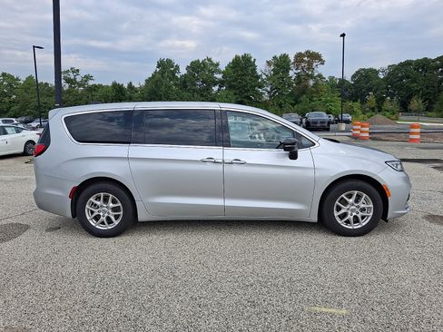 Used 2024 Chrysler Pacifica Touring-L FWD image 8