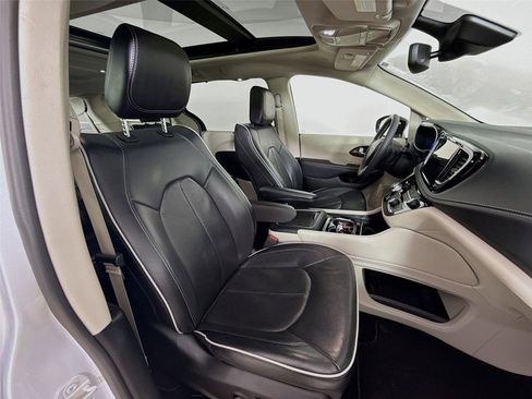 Used 2024 Chrysler Pacifica Limited image 27