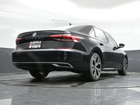 Used 2022 Volkswagen Passat 2.0T SE FWD image 32