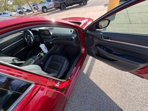 Used 2024 Nissan Altima 2.5 SR w/ SR Premium Package FWD image 7
