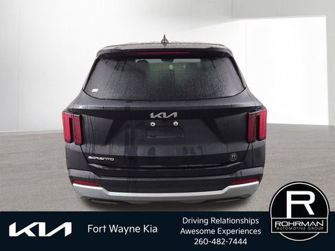 Certified 2025 Kia Sorento LX image 8