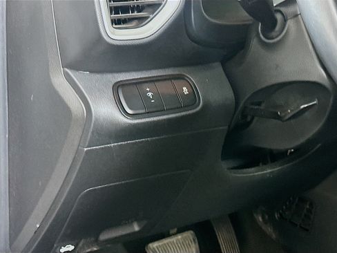 Used 2025 Hyundai Venue SEL FWD image 17
