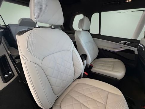 Used 2024 BMW X7 xDrive40i w/ Premium Package image 38