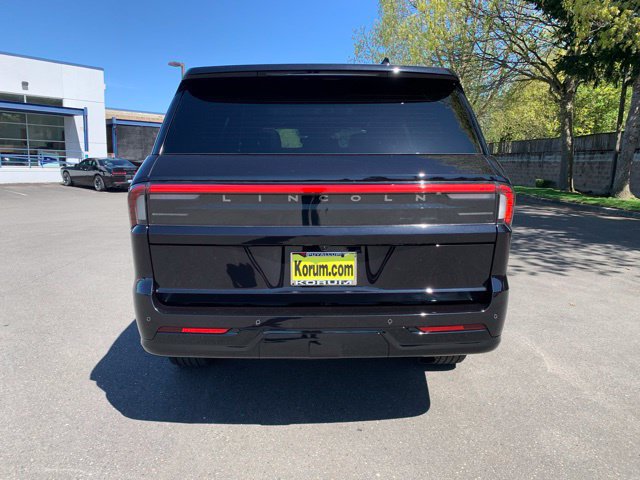 New 2026 Lincoln Navigator Reserve w/ Jet Appearance Package AWD/4WD image 4