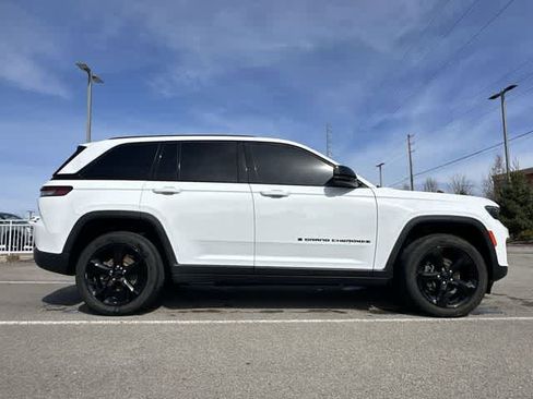 Used 2022 Jeep Grand Cherokee Altitude image 3