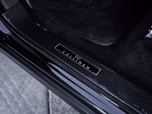 Used 2022 Rolls-Royce Cullinan Black Badge w/ Dark Exterior Package image 8