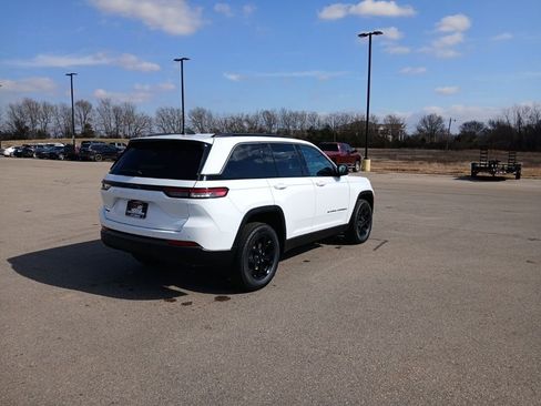 New 2026 Jeep Grand Cherokee Altitude image 7