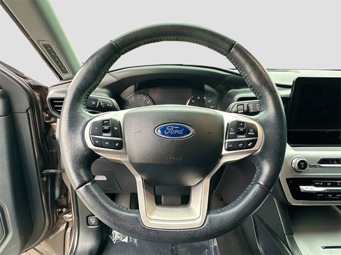 Used 2021 Ford Explorer XLT image 11