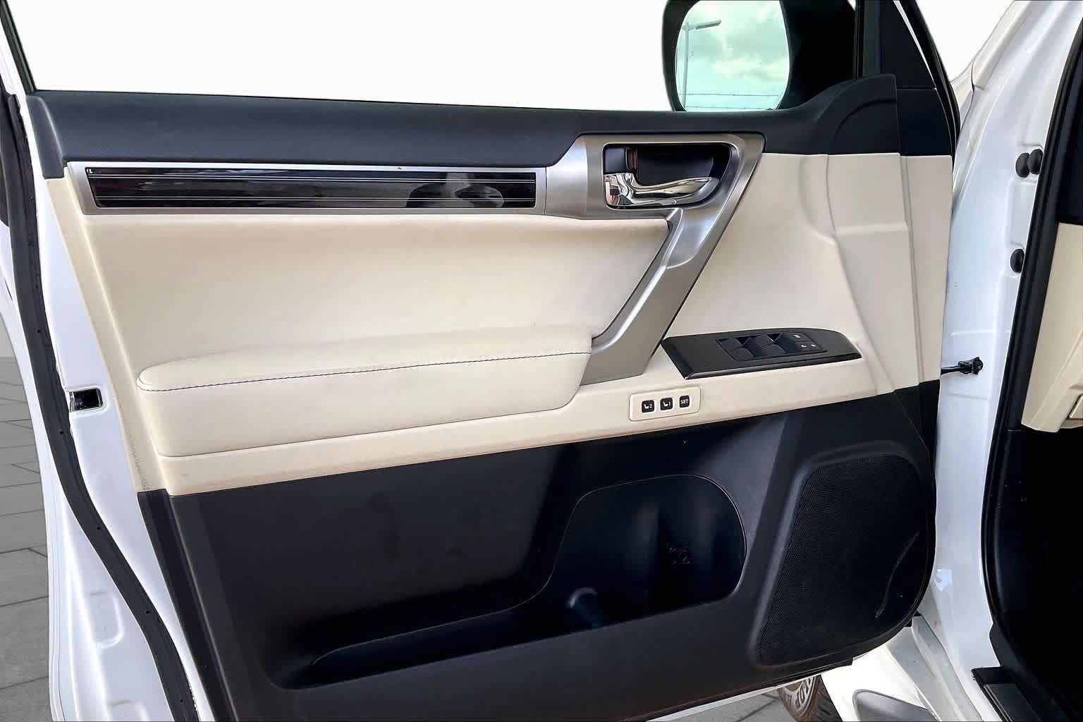 Used 2023 Lexus GX 460 Luxury w/ Sport Design Package AWD/4WD image 19