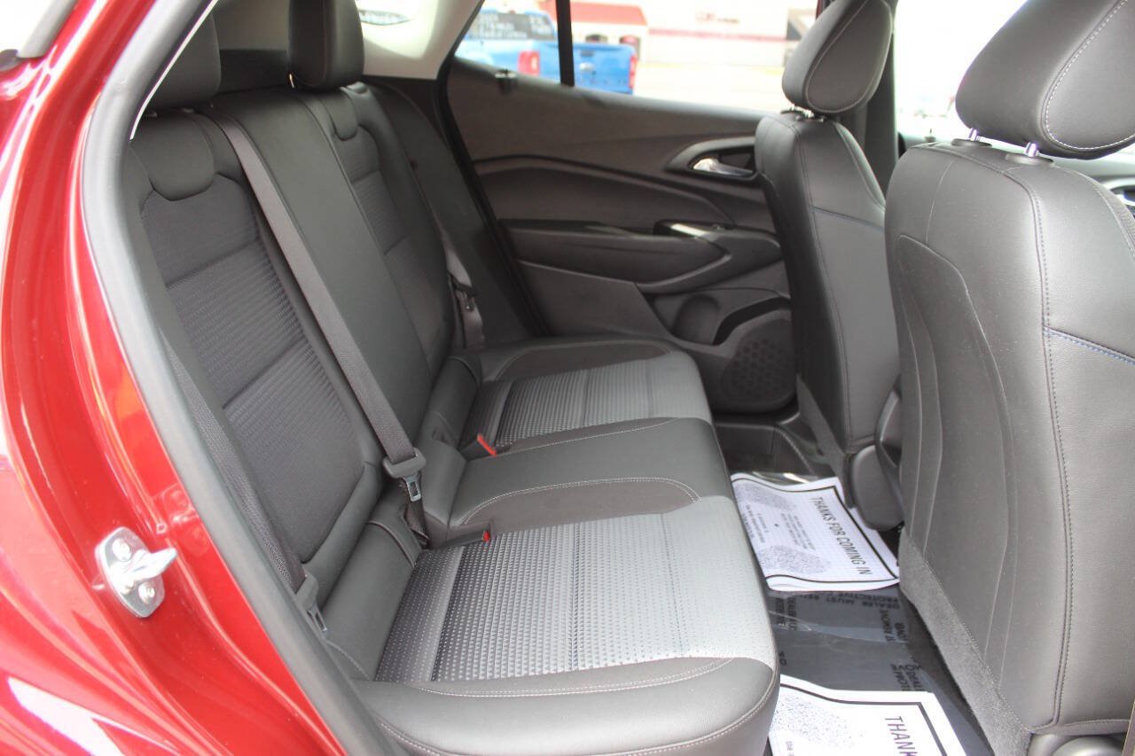 Used 2025 Chevrolet Trax LT FWD image 11