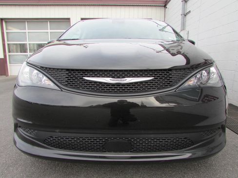 Used 2023 Chrysler Voyager LX image 2