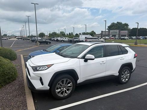 Used 2019 Toyota RAV4 XLE Premium AWD/4WD image 2
