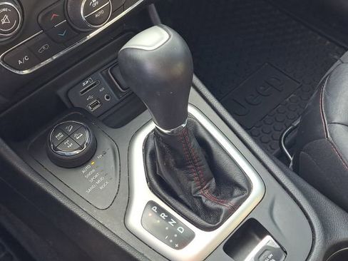 Used 2018 Jeep Cherokee Trailhawk w/ Comfort/Convenience Group image 16