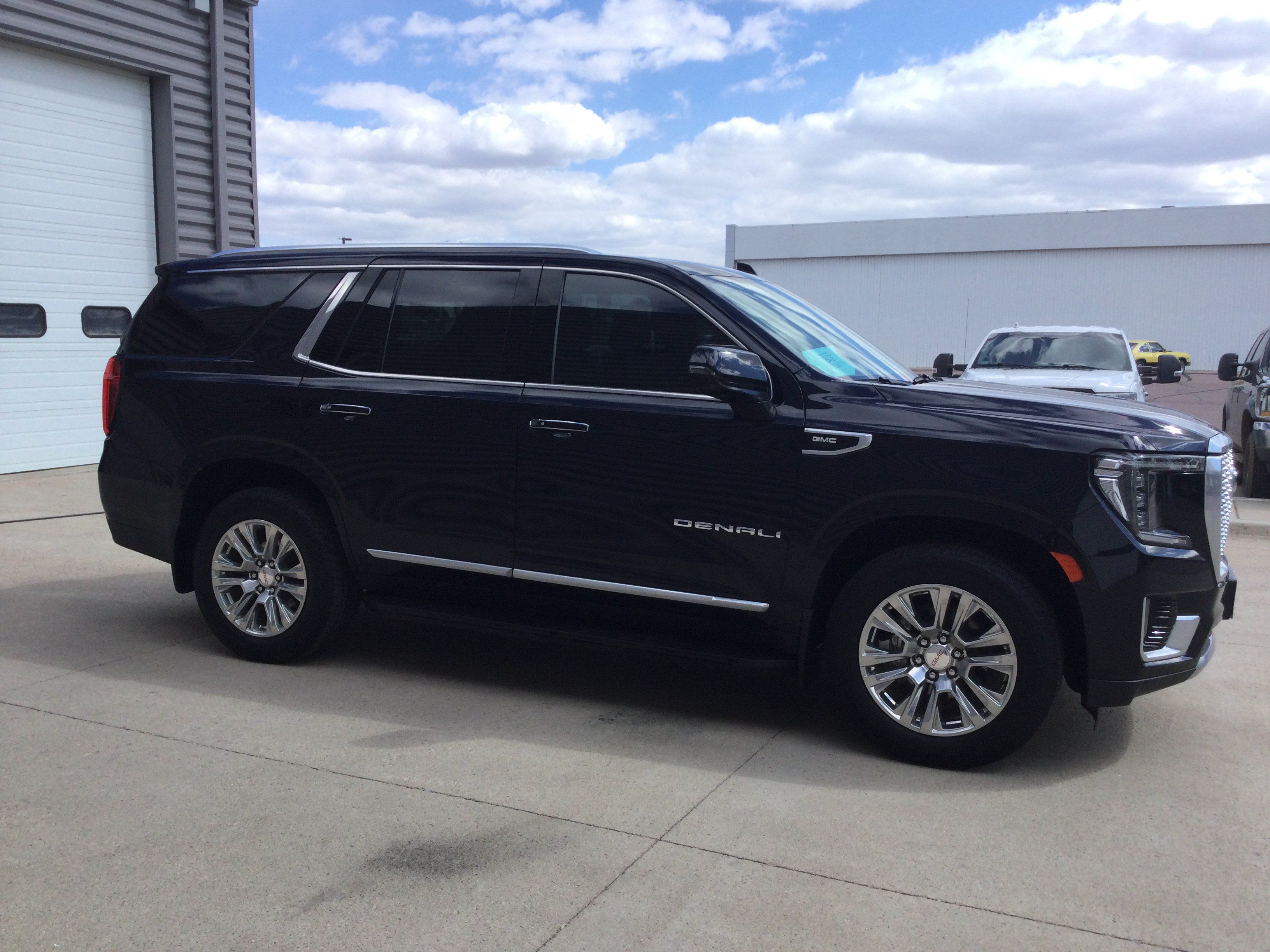 Used 2022 GMC Yukon Denali AWD/4WD image 3