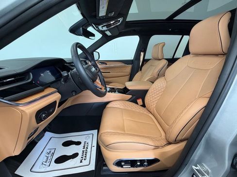 Used 2024 Jeep Grand Cherokee Summit image 4