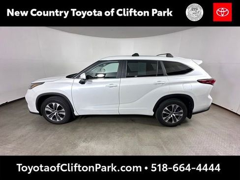 Used 2023 Toyota Highlander XLE AWD/4WD image 6