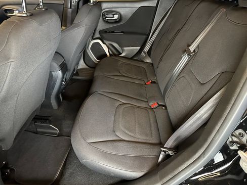 Used 2018 Jeep Renegade Latitude AWD/4WD image 21
