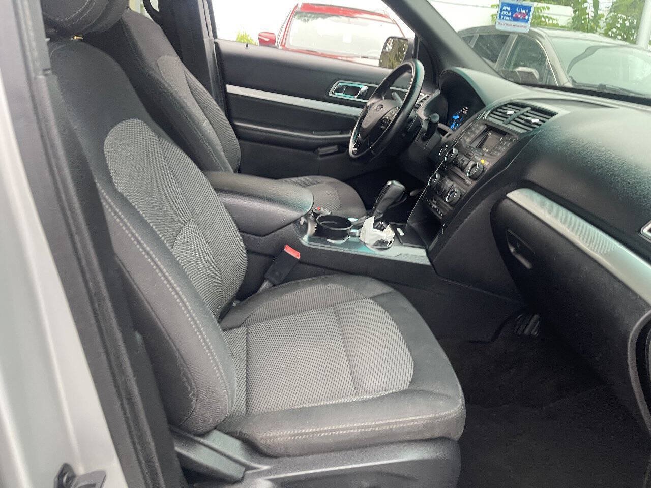 Used 2016 Ford Explorer XLT AWD/4WD image 24