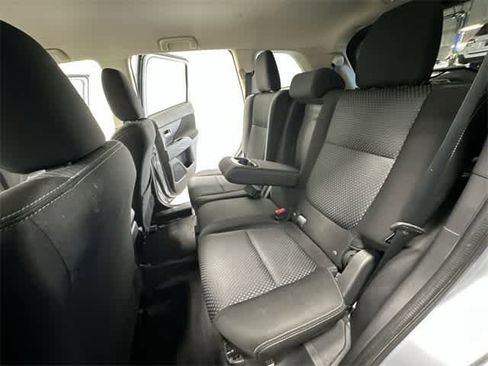 Used 2016 Mitsubishi Outlander SE image 18