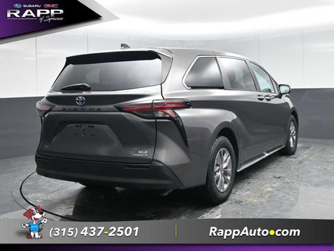 Used 2022 Toyota Sienna XLE image 25