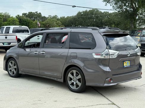 Used 2019 Toyota Sienna SE image 2