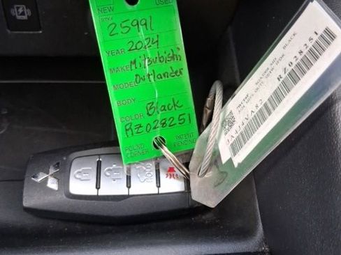 Used 2024 Mitsubishi Outlander image 27