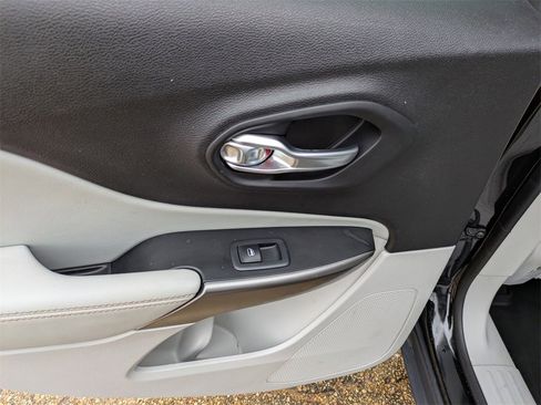 Used 2021 Jeep Cherokee Latitude Lux w/ Comfort/Convenience Group image 14