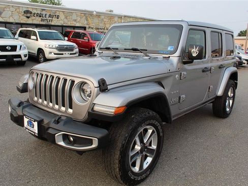 Used 2019 Jeep Wrangler Unlimited Sahara AWD/4WD image 3