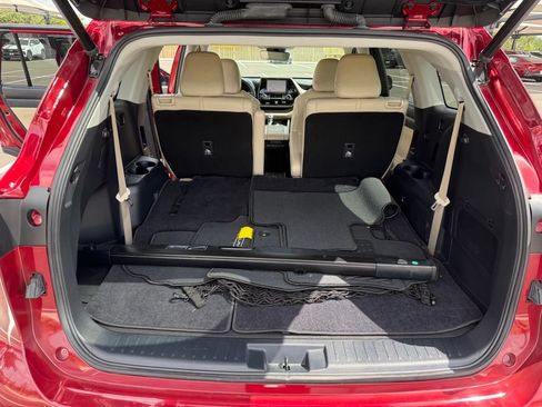 Used 2023 Toyota Highlander XLE FWD image 28