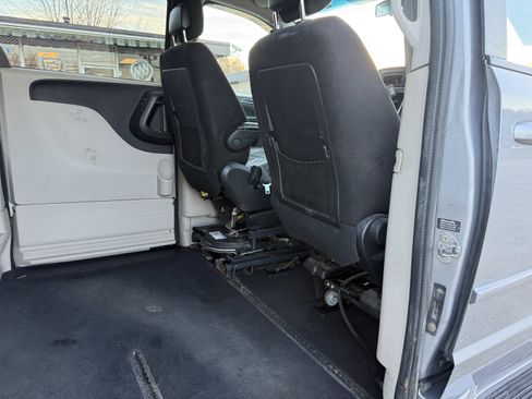 Used 2015 Dodge Grand Caravan SXT image 30