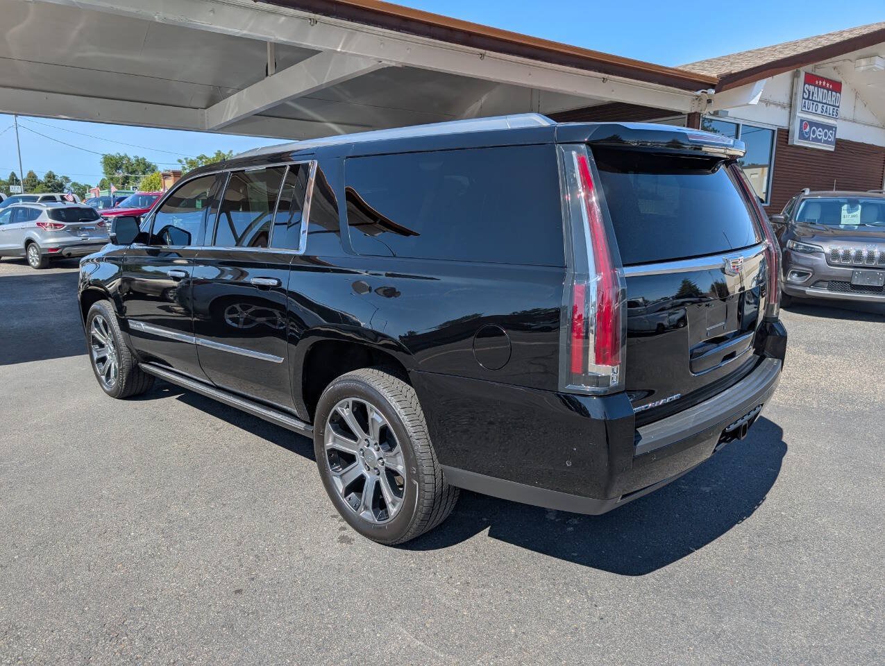 Used 2017 Cadillac Escalade ESV Platinum AWD/4WD image 5