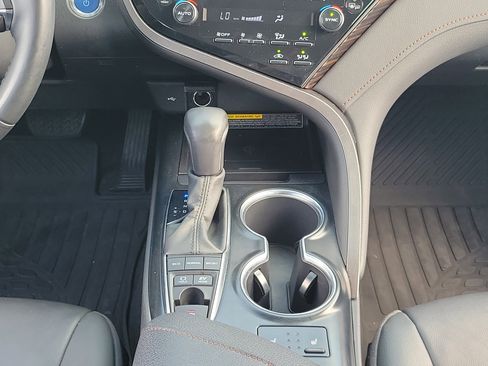 Used 2020 Toyota Camry XLE image 18