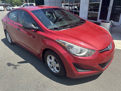 Used 2015 Hyundai Elantra SE FWD image 2