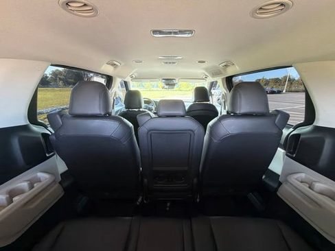 Used 2023 Kia Carnival LX FWD image 16