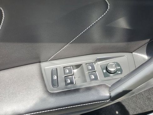 Used 2024 Volkswagen Tiguan SE w/ Panoramic Sunroof Package FWD image 21