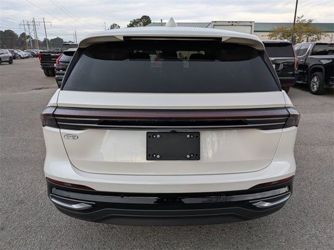 Used 2025 Lincoln Nautilus Premier image 5