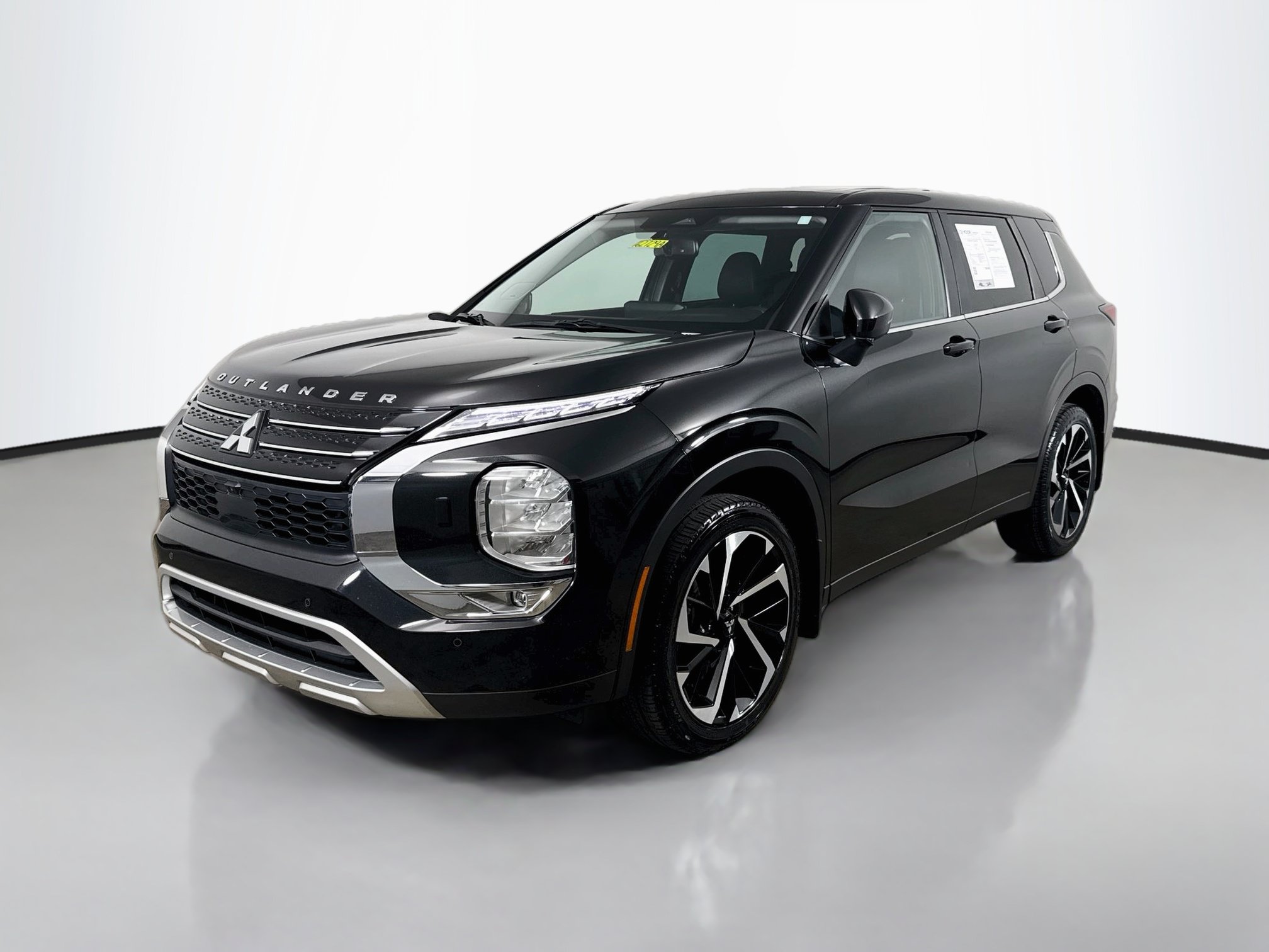 Used 2023 Mitsubishi Outlander SE AWD/4WD image 3