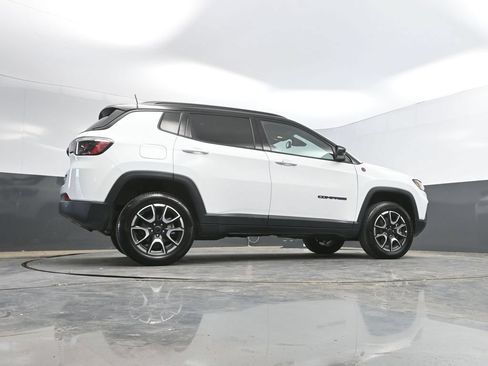 Used 2025 Jeep Compass Trailhawk AWD/4WD image 40