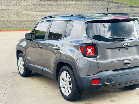 Used 2019 Jeep Renegade Latitude image 4