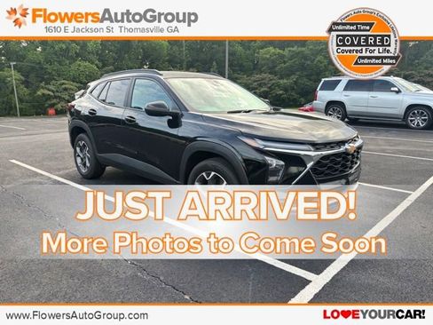 Used 2025 Chevrolet Trax LT FWD image 1