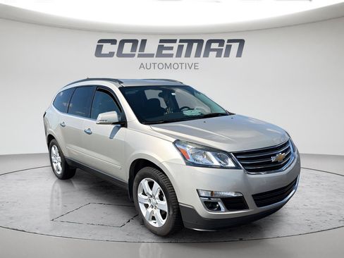 Used 2017 Chevrolet Traverse LT w/ Style and Technology Package FWD image 3