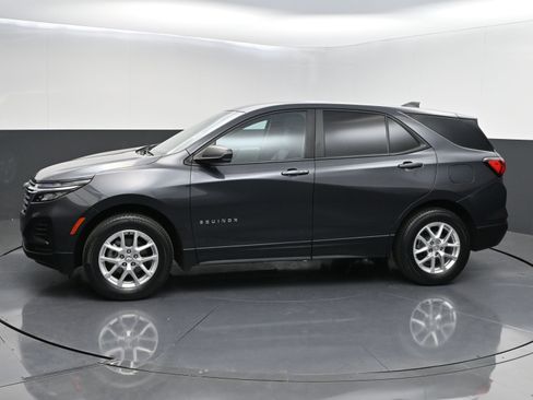 Used 2022 Chevrolet Equinox LS w/ LS Convenience Package AWD/4WD image 4