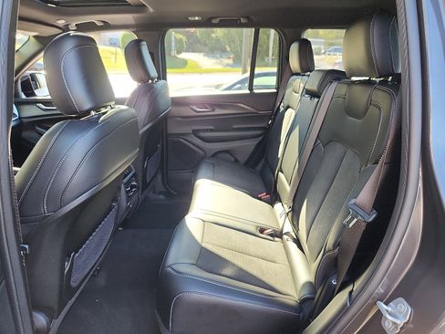 Certified 2025 Jeep Grand Cherokee Altitude image 10