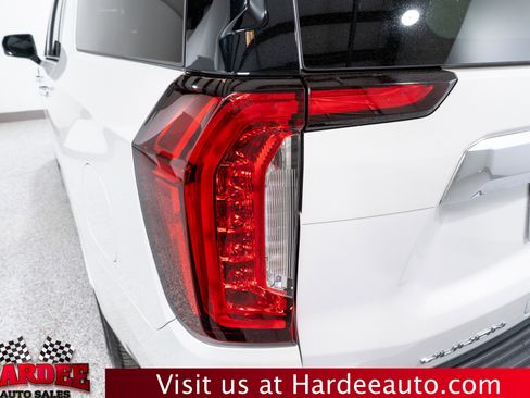 Used 2023 GMC Yukon XL Denali image 9
