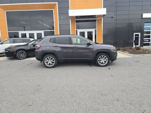 Certified 2024 Jeep Compass Latitude w/ Sun and Sound Group AWD/4WD image 8