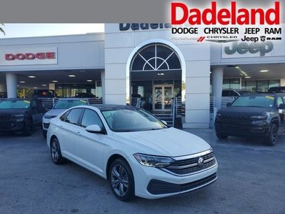 Used 2023 Volkswagen Jetta SE w/ Panoramic Sunroof Package