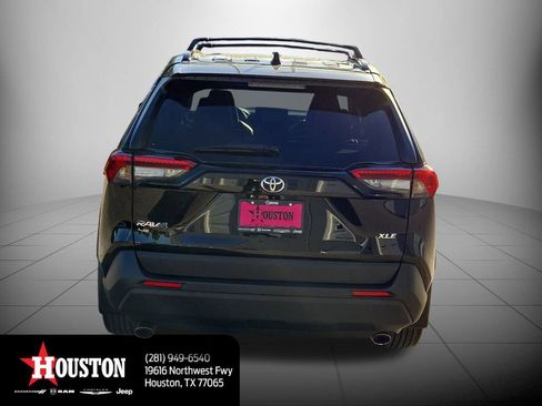 Used 2022 Toyota RAV4 XLE Premium image 4